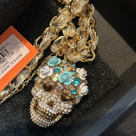 Betsey Johnson Gold Tone Crystal & Flower Sugar Skull Pendant Necklace - Picture 9 of 10